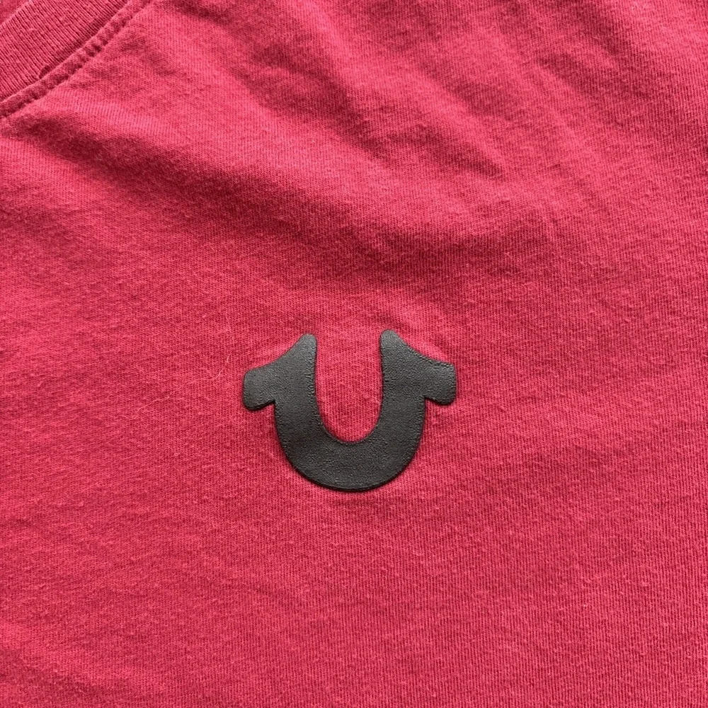 True‎ Religion V-Neck T-Shirt Mens XL Red Horseshoe Logo Short Sleeve Cotton